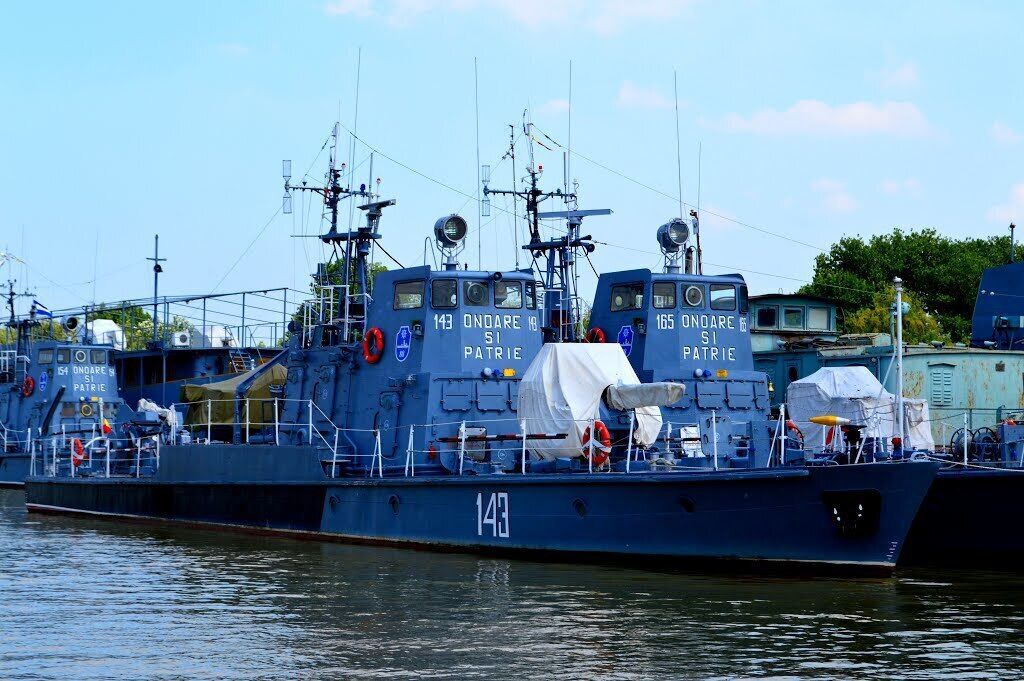 The Romanian Navy  is the navy branch of the Romanian Armed Forces; it operates in the Black Sea and on the Danube. It traces its history back to 1860. #Blue