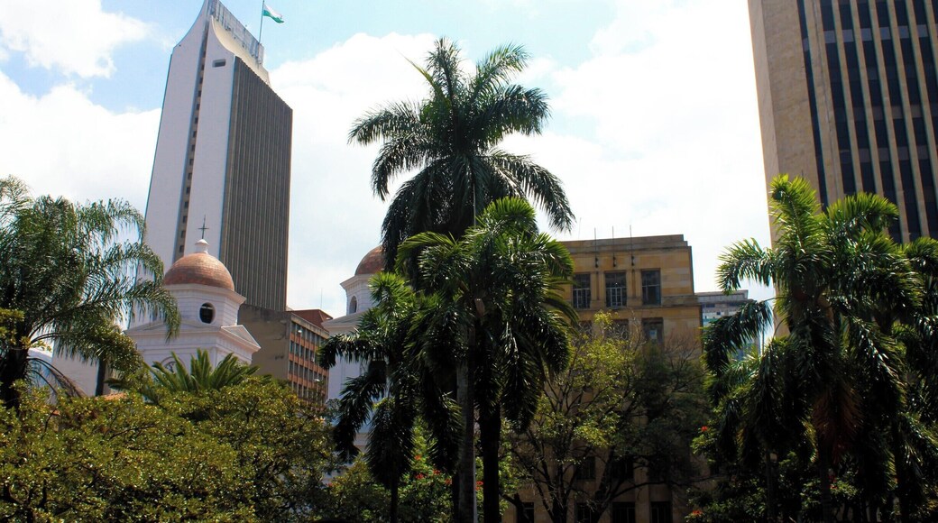El Edificio Coltejer has to be the most iconic building in Medellin, Colombia. Its design made to look like a needle to represent the Coltejer company has made it an important landmarks of Medellin. When you visit Medellin, don't ever leave without a picture of it or you where never here
#Architecture