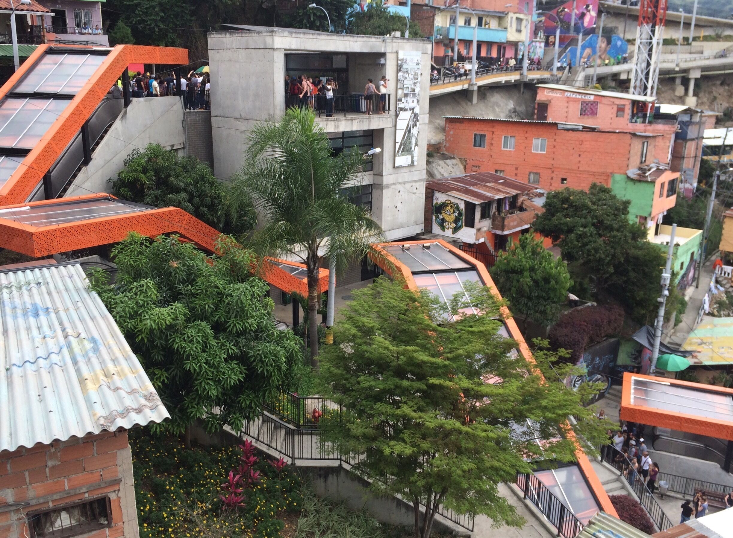 Medellín was once titled the most innovative #urbanjungle in the world because of the ways it looked to improve quality of life for its inhabitants. This is one of them. For many, getting home meant walking up hundreds of flights of stairs. Medellin thus installed public escalators for people in this Comuna to be able to get home  easier