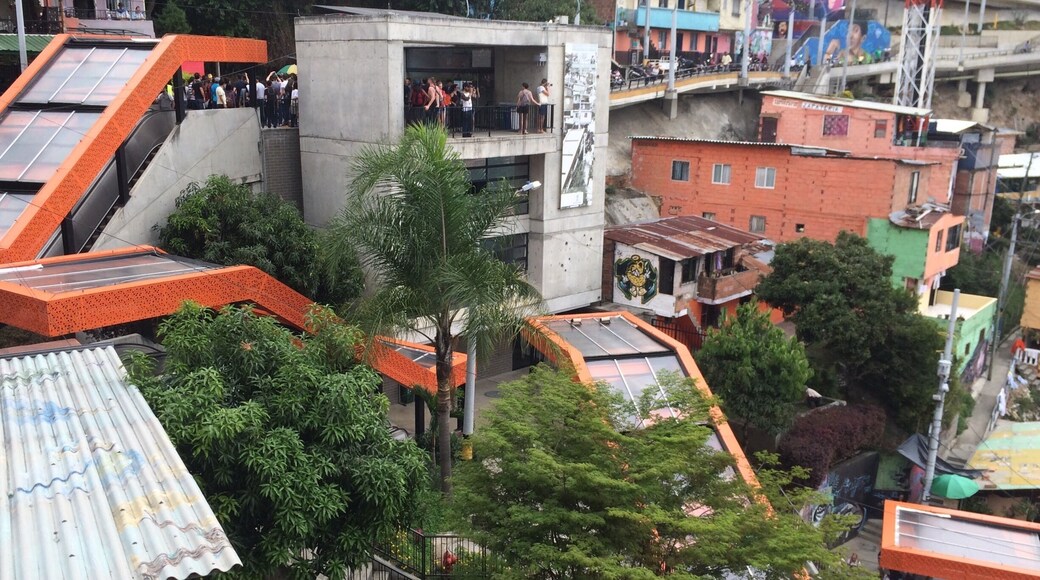 Medellín was once titled the most innovative #urbanjungle in the world because of the ways it looked to improve quality of life for its inhabitants. This is one of them. For many, getting home meant walking up hundreds of flights of stairs. Medellin thus installed public escalators for people in this Comuna to be able to get home easier