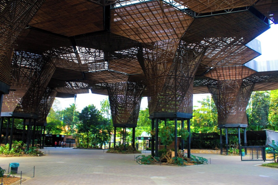 The Orquideorama has a very cool, modern, abstract structure. Located in the insides of #Medellin's #BotanicGarden. It sometimes houses hundreds of orchids of exotic sizes and colors. A must visit during August on the La Fiesta de las Flores.
#Architecture
#lovemytown for it's creativity and innovation #Stunningstrutures