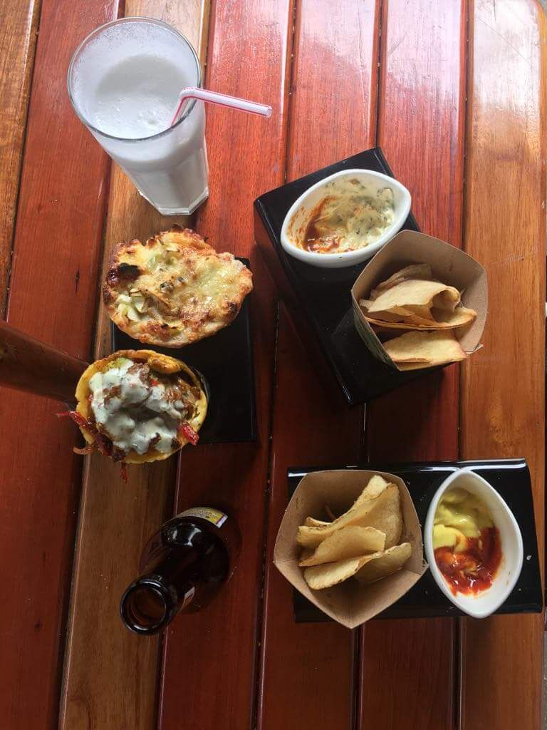 Unusual - plus, interesting & #delicious - way to have your lunch in El Poblado: una Aguila, papotas, yuquitas, cono de pizza manzanas y nueces caramelizadas, cono de maíz fajita de carne y una limonada con crema de coco