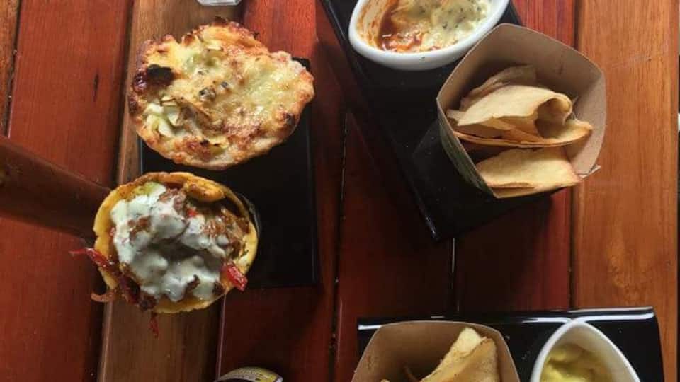 Unusual - plus, interesting & #delicious - way to have your lunch in El Poblado: una Aguila, papotas, yuquitas, cono de pizza manzanas y nueces caramelizadas, cono de maíz fajita de carne y una limonada con crema de coco