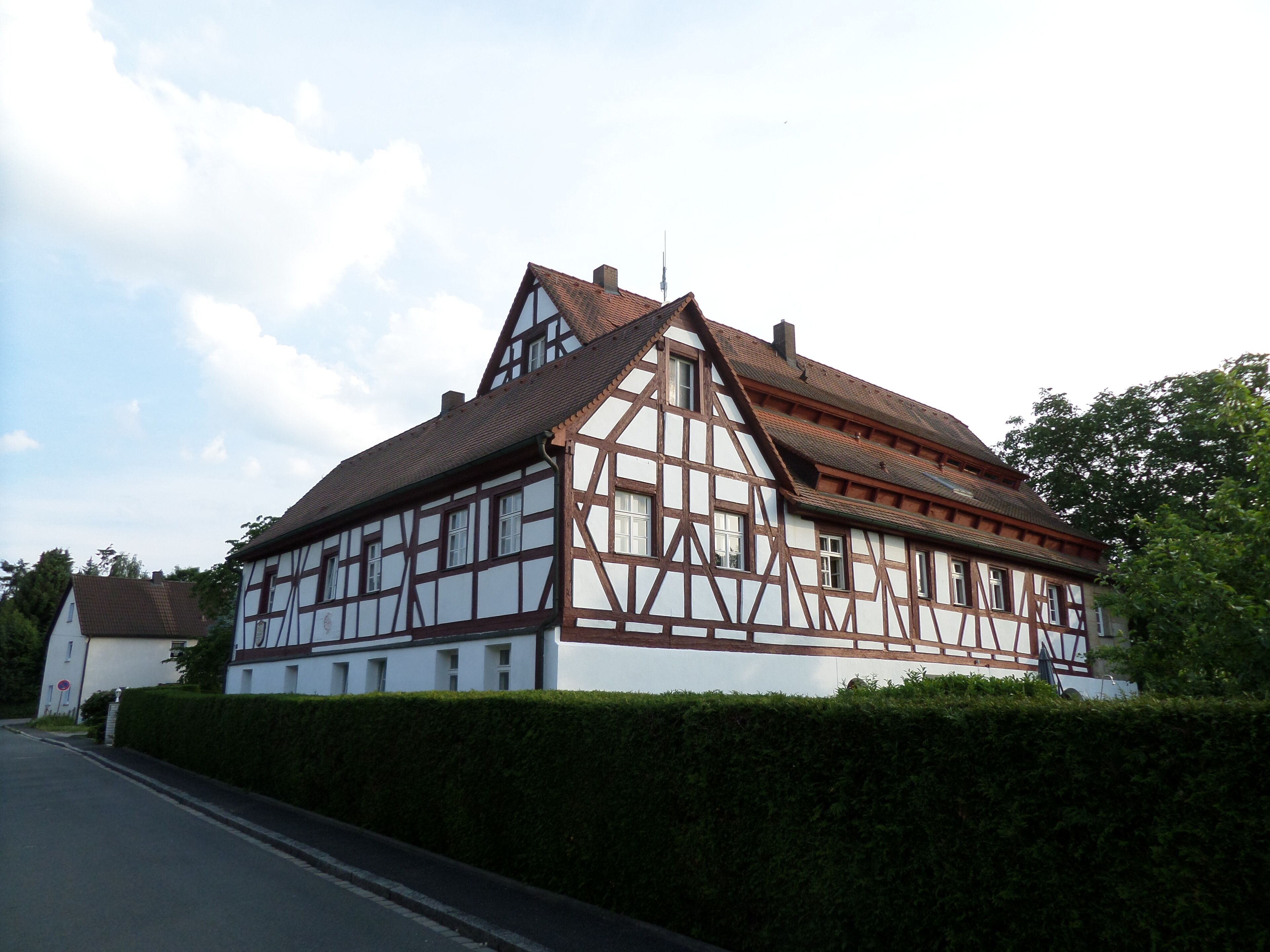 Himmelgarten 1 - Gutshof - Zweiflügelanlage, Erdgeschoss Sandstein verputzt, Obergeschoss Fachwerk, im Kern wohl 17.Jahrhundert, erweitert 18. Jahrhundert, Verlängerungsbau, bez. 1712; mit Ausstattung. - D-5-74-152-15