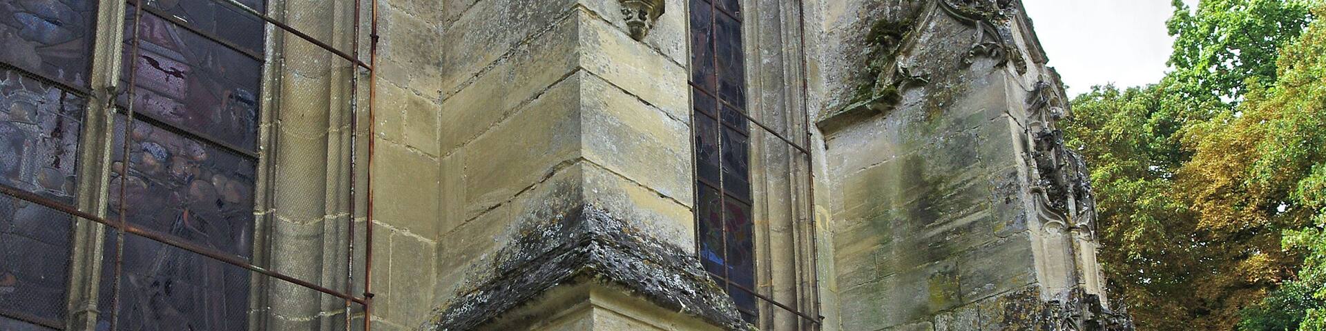 Ăglise Saint-Jean-Baptiste de Chaumont-en-Vexin. Construite vers 1530-1535 en style ogival flamboyant sauf la tour de style Renaissance. L'Ă©glise sera consacrĂ©e en 1554 par le cardinal Charles de Bourbon qui Ă©tait le neveu du principal donataire. Le breton Jacques Cambry, le premier prĂ©fet de l'Oise, nommĂ© par NapolĂ©on, parlera de "miniature de cathĂ©drale". L'Ă©difice n'est pas parfaitement orientĂ© suivant la tradition, son axe longitudinal Ă©tant orientĂ© du nord-est au sud-ouest. Certainement une consĂ©quence du terrain choisi. Il Ă©tait prĂ©vu une deuxiĂšme tour, mais celle-ci ne dĂ©passa pas trois ou quatre mĂštres de hauteur et fut finalement dĂ©molie au XIXe siĂšcle. Church of St. John Baptist de Chaumont-en-Vexin .
Built around 1530-1535 in flamboyant Gothic style except the tower Renaissance. The church was consecrated in 1554 by Cardinal Charles de Bourbon, who was the nephew of the main recipient. Jacques Cambry, the first Prefect of the Oise, appointed by Napoleon, will discuss "miniature cathedral." The building is not perfectly oriented according to tradition, its longitudinal axis is oriented northeast to southwest. Certainly a consequence of the chosen field. It was planned a second tower, but it did not exceed three or four meters high and was finally demolished in the nineteenth century.