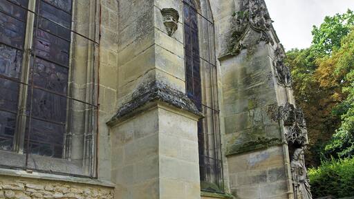 Ăglise Saint-Jean-Baptiste de Chaumont-en-Vexin. Construite vers 1530-1535 en style ogival flamboyant sauf la tour de style Renaissance. L'Ă©glise sera consacrĂ©e en 1554 par le cardinal Charles de Bourbon qui Ă©tait le neveu du principal donataire. Le breton Jacques Cambry, le premier prĂ©fet de l'Oise, nommĂ© par NapolĂ©on, parlera de "miniature de cathĂ©drale". L'Ă©difice n'est pas parfaitement orientĂ© suivant la tradition, son axe longitudinal Ă©tant orientĂ© du nord-est au sud-ouest. Certainement une consĂ©quence du terrain choisi. Il Ă©tait prĂ©vu une deuxiĂšme tour, mais celle-ci ne dĂ©passa pas trois ou quatre mĂštres de hauteur et fut finalement dĂ©molie au XIXe siĂšcle. Church of St. John Baptist de Chaumont-en-Vexin .
Built around 1530-1535 in flamboyant Gothic style except the tower Renaissance. The church was consecrated in 1554 by Cardinal Charles de Bourbon, who was the nephew of the main recipient. Jacques Cambry, the first Prefect of the Oise, appointed by Napoleon, will discuss "miniature cathedral." The building is not perfectly oriented according to tradition, its longitudinal axis is oriented northeast to southwest. Certainly a consequence of the chosen field. It was planned a second tower, but it did not exceed three or four meters high and was finally demolished in the nineteenth century.