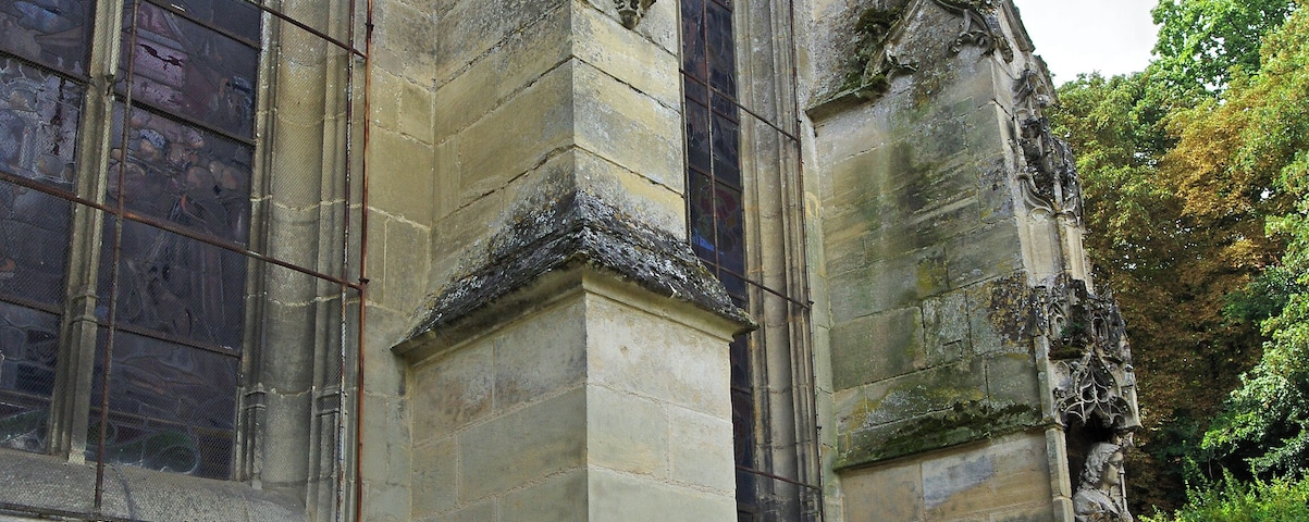 Église Saint-Jean-Baptiste de Chaumont-en-Vexin. Construite vers 1530-1535 en style ogival flamboyant sauf la tour de style Renaissance. L'église sera consacrée en 1554 par le cardinal Charles de Bourbon qui était le neveu du principal donataire. Le breton Jacques Cambry, le premier préfet de l'Oise, nommé par Napoléon, parlera de "miniature de cathédrale". L'édifice n'est pas parfaitement orienté suivant la tradition, son axe longitudinal étant orienté du nord-est au sud-ouest. Certainement une conséquence du terrain choisi. Il était prévu une deuxième tour, mais celle-ci ne dépassa pas trois ou quatre mètres de hauteur et fut finalement démolie au XIXe siècle. Church of St. John Baptist de Chaumont-en-Vexin .
 Built around 1530-1535 in flamboyant Gothic style except the tower Renaissance. The church was consecrated in 1554 by Cardinal Charles de Bourbon, who was the nephew of the main recipient. Jacques Cambry, the first Prefect of the Oise, appointed by Napoleon, will discuss "miniature cathedral." The building is not perfectly oriented according to tradition, its longitudinal axis is oriented northeast to southwest. Certainly a consequence of the chosen field. It was planned a second tower, but it did not exceed three or four meters high and was finally demolished in the nineteenth century.