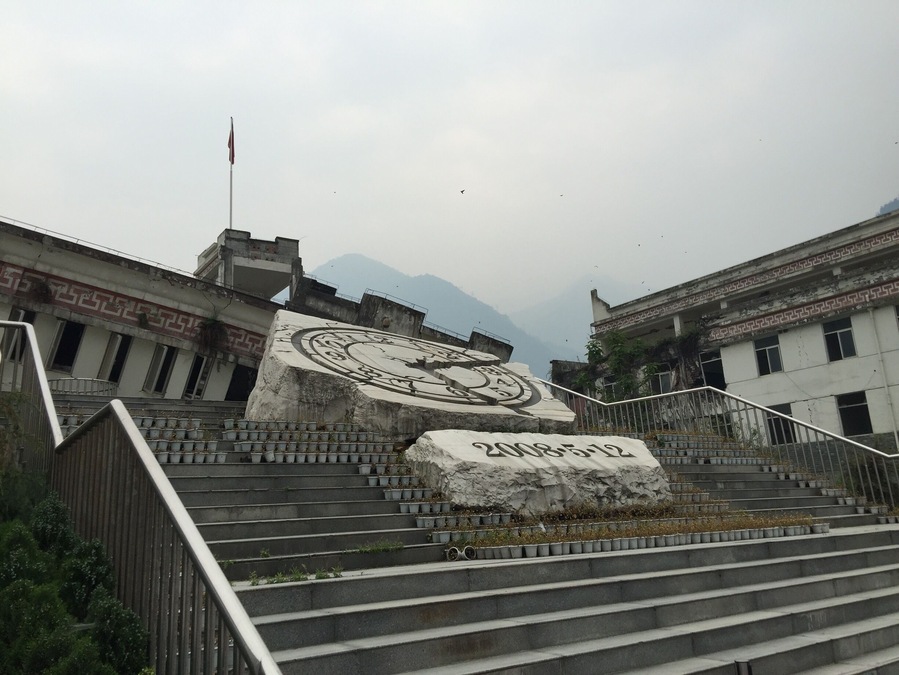 Still remember the tragic earthquake happen in Wenchuang Chengdu on May 8, 2008.
From the collapsed building you see, there are still some victims sleep forever down the ground.