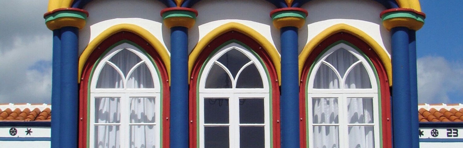 #Culture #Imperio #Azores #Acores #IlhaTerceira
Impérios da Ilha Terceira - Açores
As Festas do Espírito Santo estão presentes em todo o arquipélago dos Açores. São, no entanto, particularmente marcantes na Ilha Terceira. Este culto é celebrado no Domingo de Pentecostes e no Domingo da Trindade, que são, respectivamente o sétimo e oitavo domingos depois da Páscoa. As cerimônias se realizam em pequenas capelas chamadas de Impérios. A arquitetura dos Impérios varia desde uma capela simples até capelas vistosamente coloridas e ornamentadas. Na Ilha Terceira, quase todos os Impérios têm no topo a coroa imperial encimada por uma pomba representando o Espírito Santo.
Estive na Ilha Terceira durante dois dias. Com pouco tempo e condições atmosféricas nem sempre favoráveis consegui fotografar 21 dos 72 Impérios que existem na ilha.
Empires of Terceira Island - Azores
The Feasts of the Holy Spirit are present throughout the archipelago of the Azores. They are, however, particularly striking on Terceira Island. This worship is celebrated on Pentecost Sunday and Trinity Sunday, which are respectively the seventh and eighth Sundays after Easter. The ceremonies take place in small chapels called Empires. The architecture of the empires ranges from a simple chapel to visually colorful and ornate chapels. In Terceira Island, almost all the Empires have at the top the imperial crown surmounted by a dove representing the Holy Spirit.
I was on Terceira Island for two days. With little time and atmospheric conditions not always favorable I was able to photograph 21 of the 72 Empires that exist on the island.