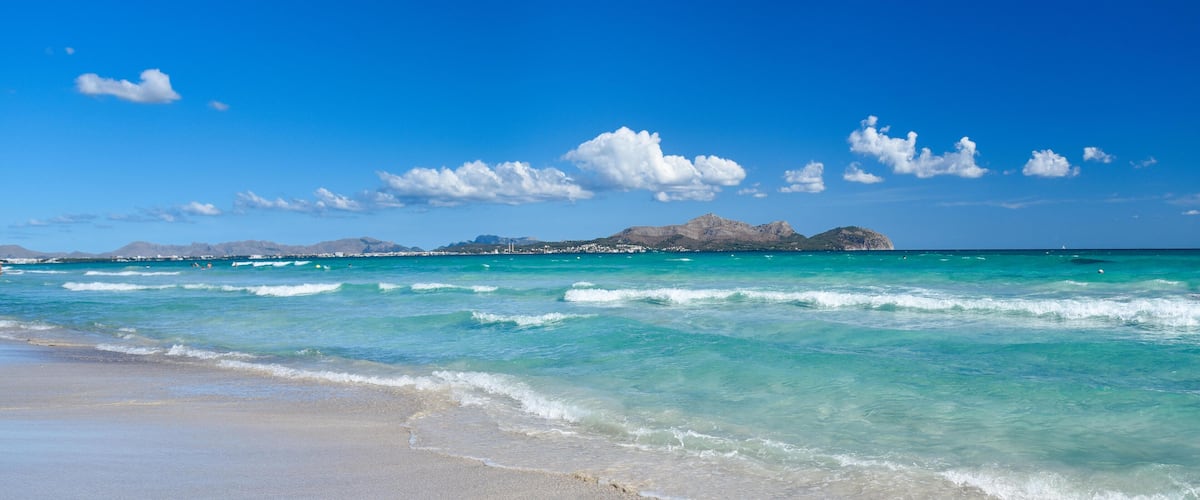 HY6XKT Beautiful seaside view of Playa de Muro, Alcudia, Mallorca, Spain.