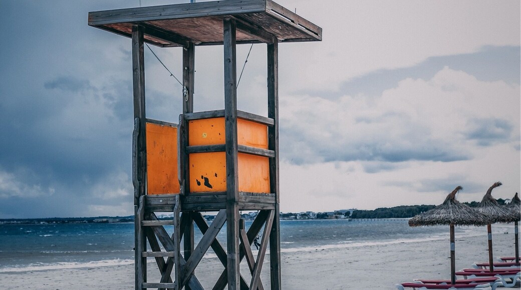 Empty lifeguard tower being buzzed by Kitesurfer’s in the bay.
strong winds along this beach makes it very popular place to go Kitesurfing in Alcúdia.