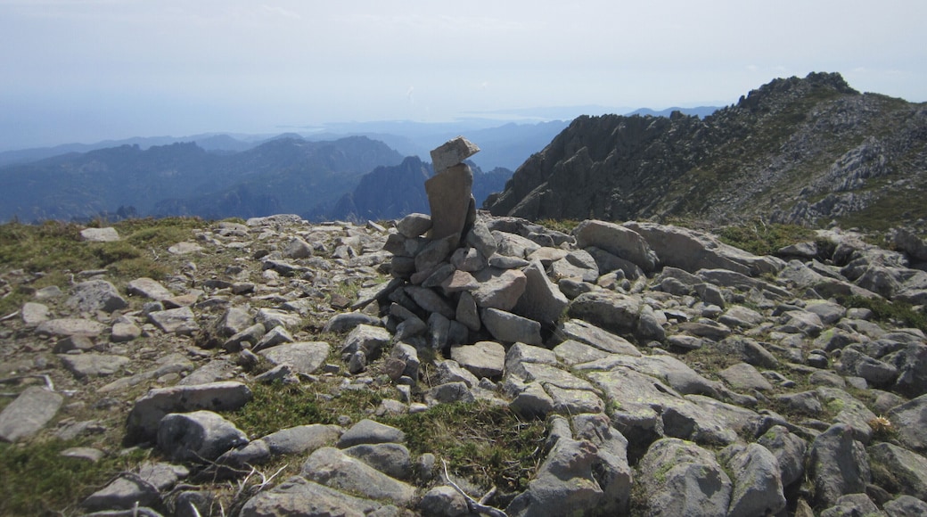 Cairn reconstitué à la Punta di U Furnellu, au loin Portivechju