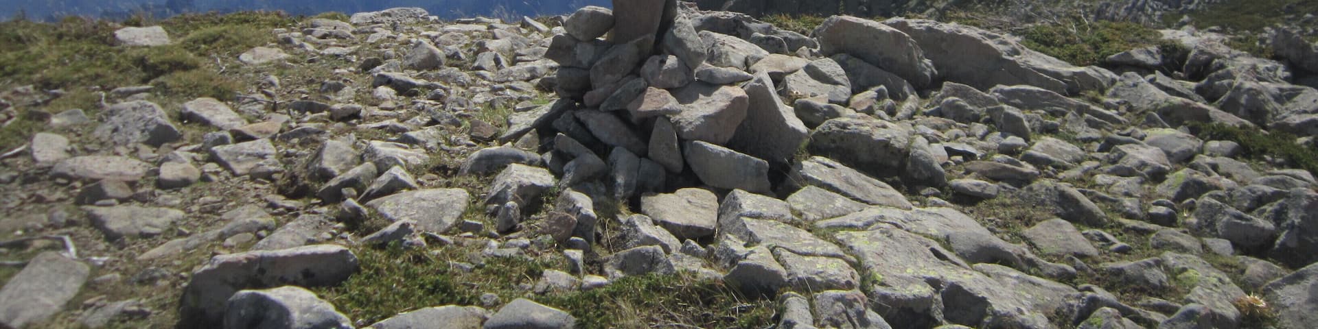 Cairn reconstitué à la Punta di U Furnellu, au loin Portivechju