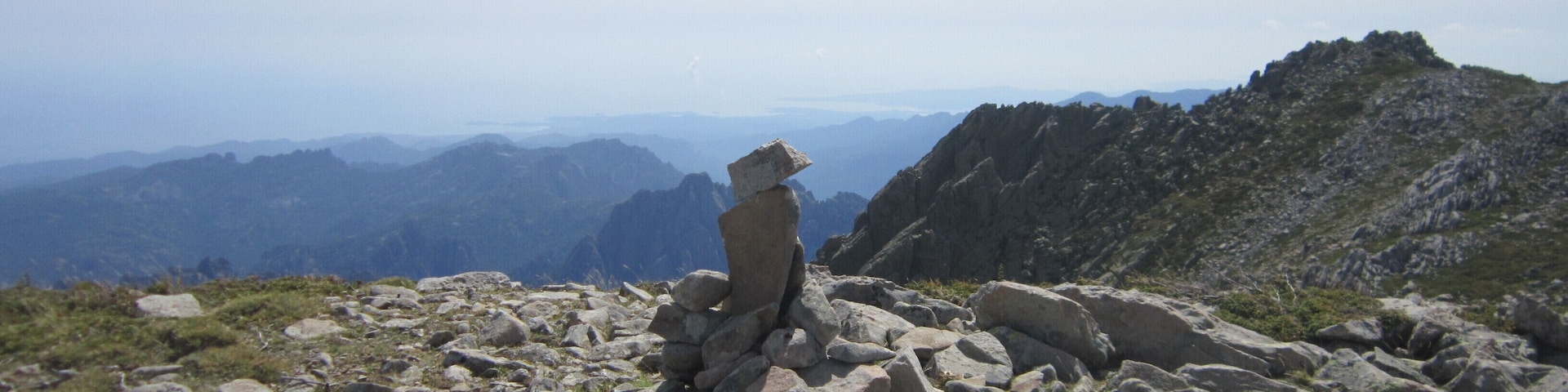Cairn reconstitué à la Punta di U Furnellu, au loin Portivechju