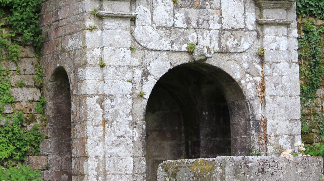 This building is classé au titre des Monuments Historiques. It is indexed in the Base Mérimée, a database of architectural heritage maintained by the French Ministry of Culture, under the reference PA00091021 .