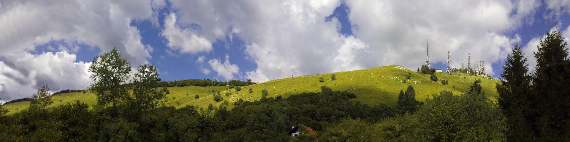 Castaldia di Aviano e la grande stazione meteo - panorama estivo