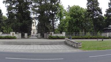 Der Sowjetische Ehrenfriedhof ist eine GedenkstĂ€tte in Baruth/Mark im Landkreis Teltow-FlĂ€ming in Brandenburg (Deutschland). Sie erinnert an die im Kessel von Halbe gefallenen Soldaten der 3. und 4. Panzerarmee der Roten Armee und gilt als eine der gröĂten und bedeutendsten russischen KriegsgrĂ€berstĂ€tten in Brandenburg.