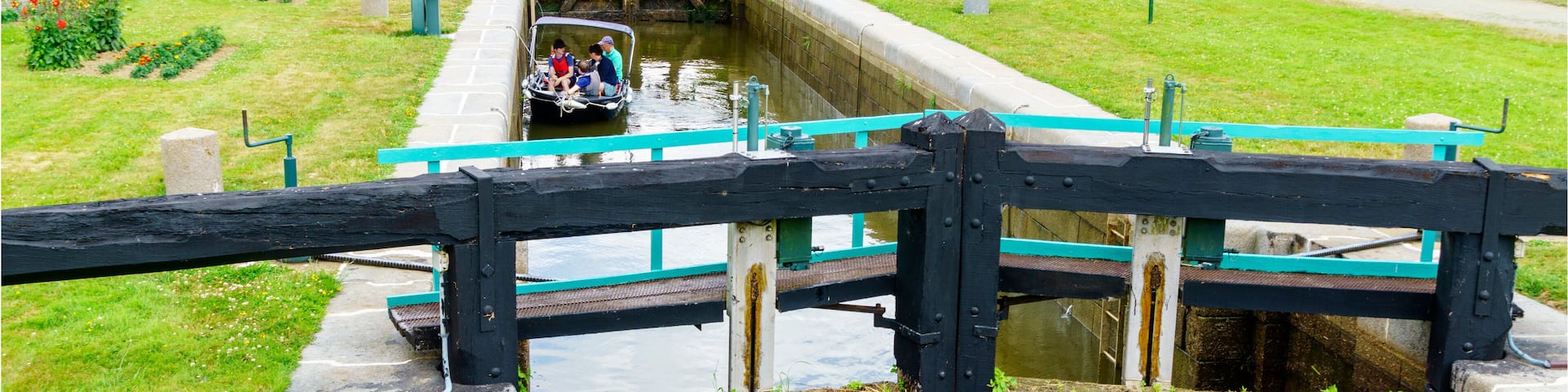 Schleuse und Schleusung am Canal d’Ille-et-Rance bei Hédé-Bazouges in der Bretagne
