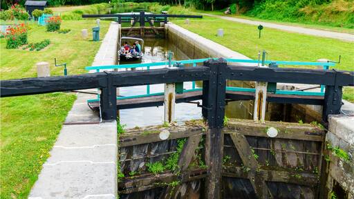 Schleuse und Schleusung am Canal d’Ille-et-Rance bei Hédé-Bazouges in der Bretagne