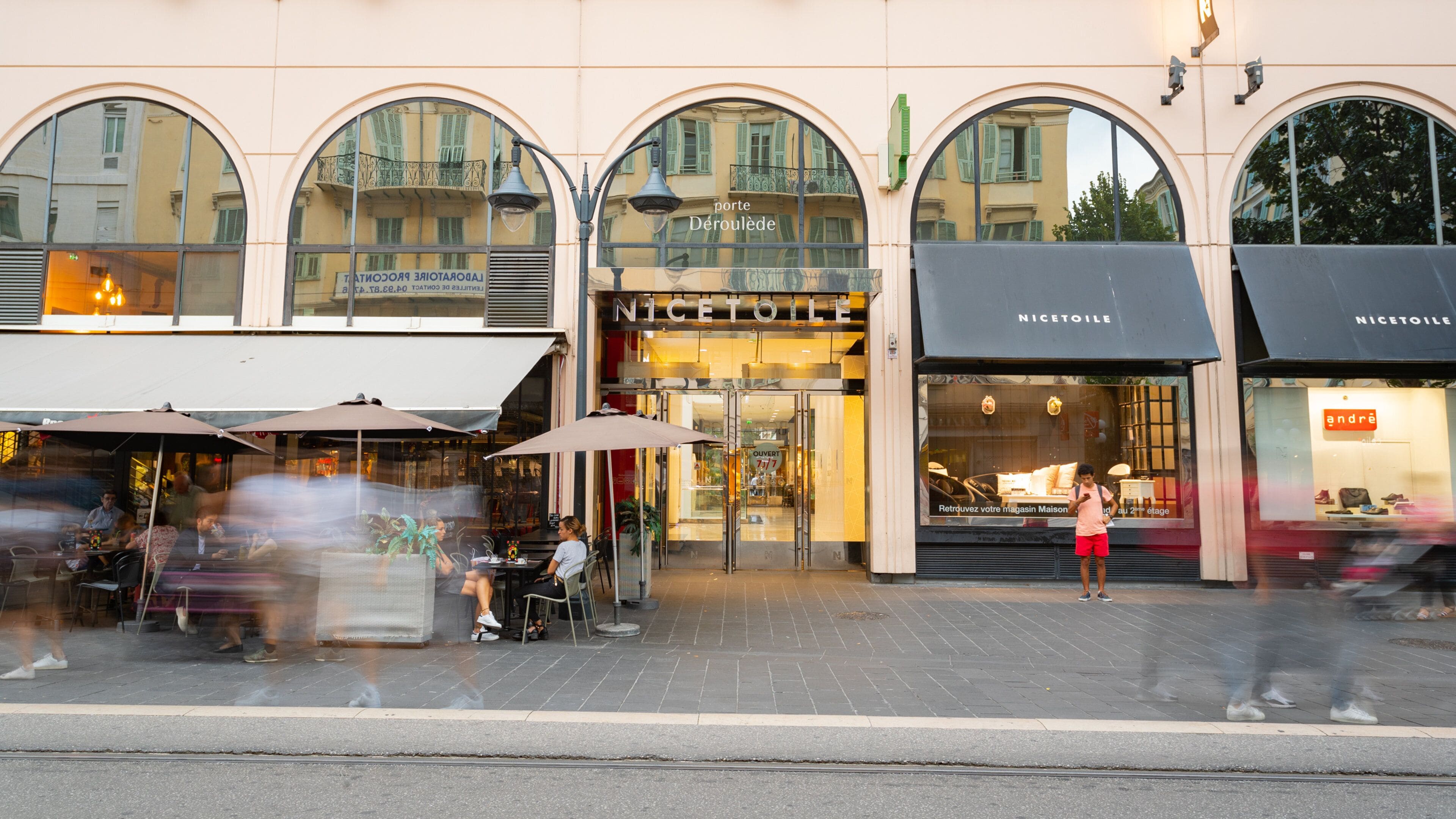 Nice Etoile Shopping Center which includes signage