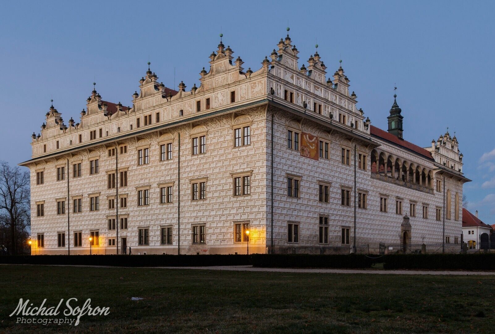 View of Castle Litomyšl from the castle garden during the blue clock. 

#BVSBlue