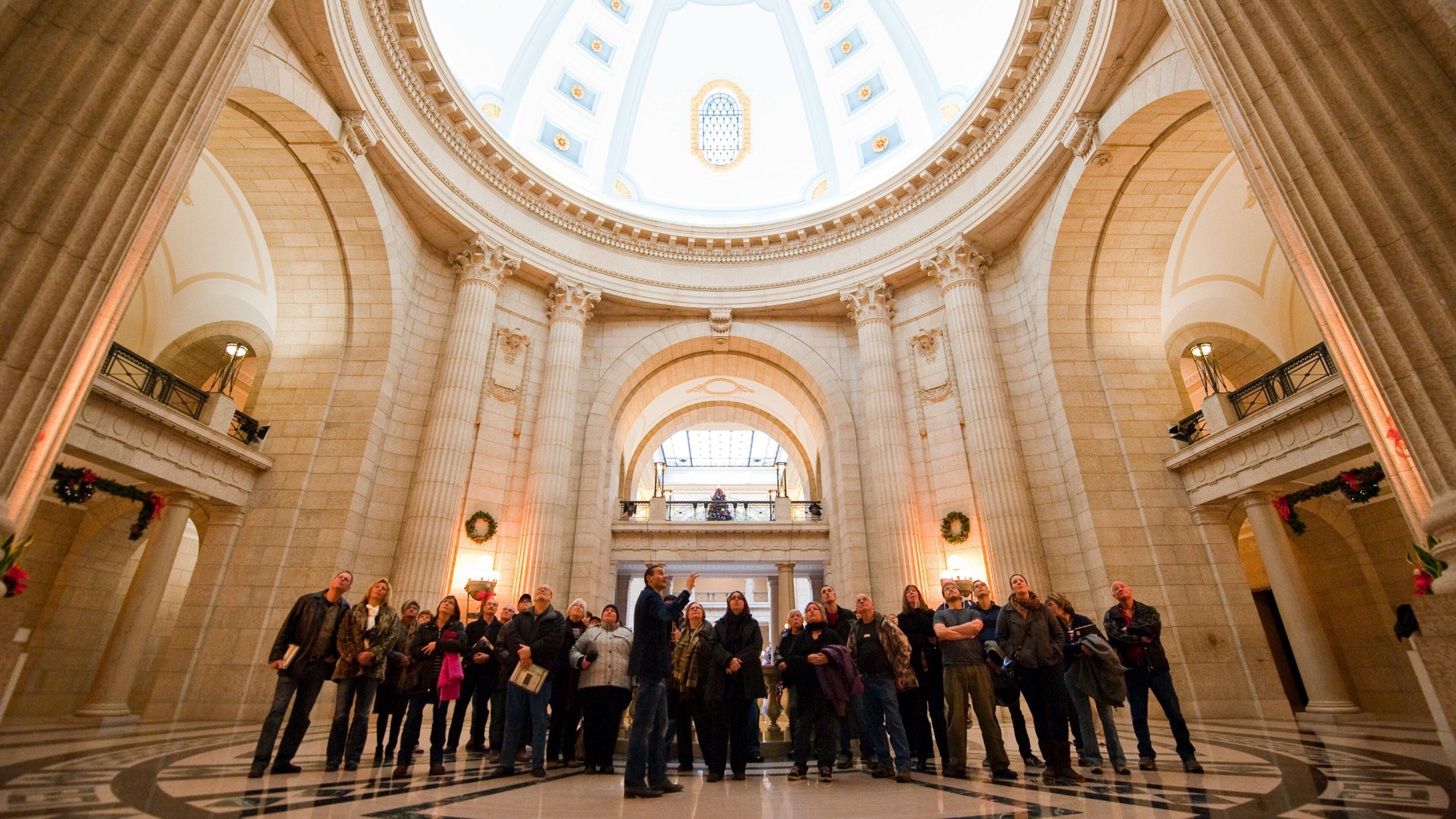 Winnipeg som inkluderer innendørs og historisk arkitektur i tillegg til en liten gruppe med mennesker