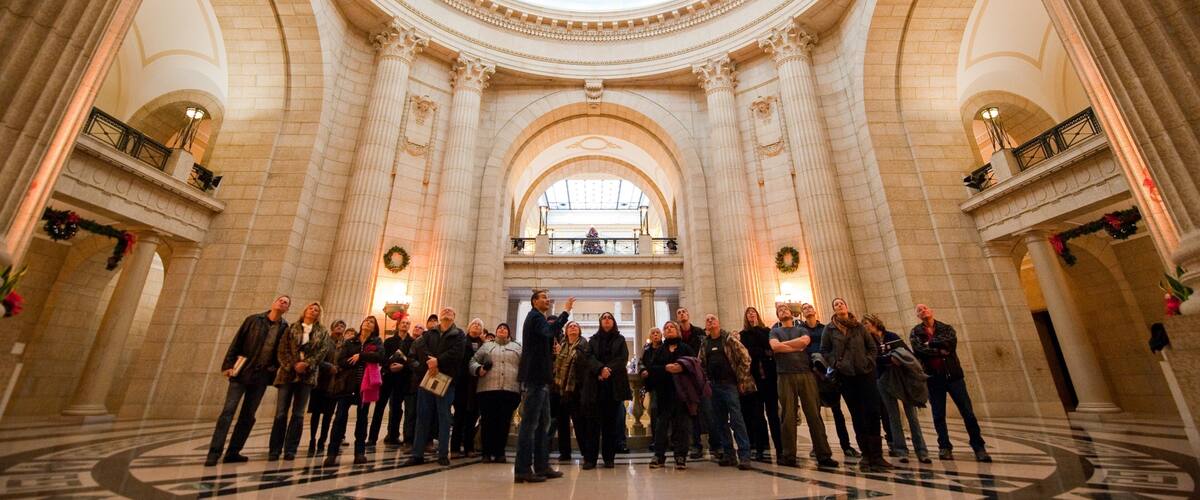 Winnipeg qui includes vues intérieures et patrimoine architectural aussi bien que petit groupe de personnes