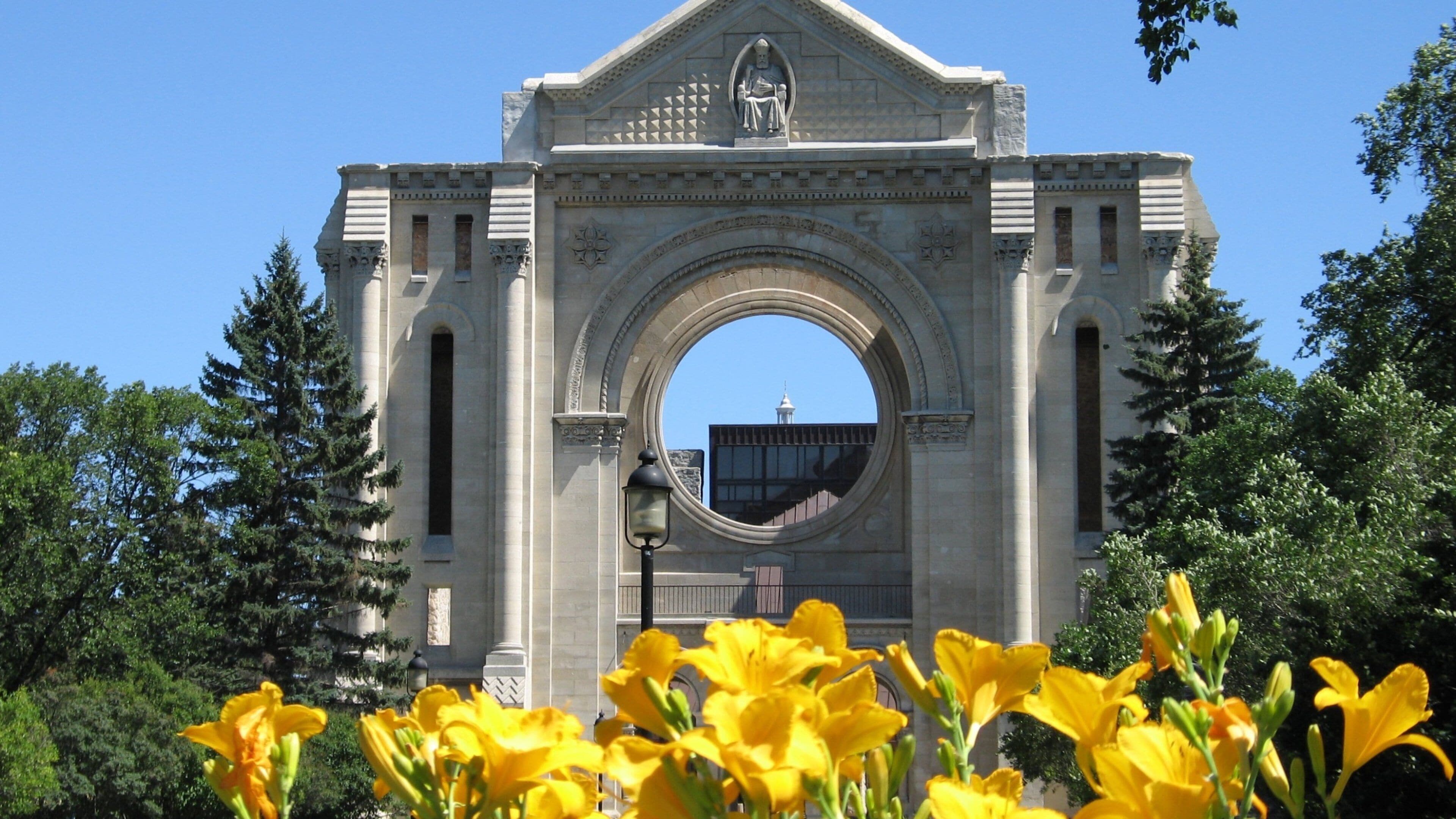 Winnipeg showing wild flowers, religious elements and heritage architecture