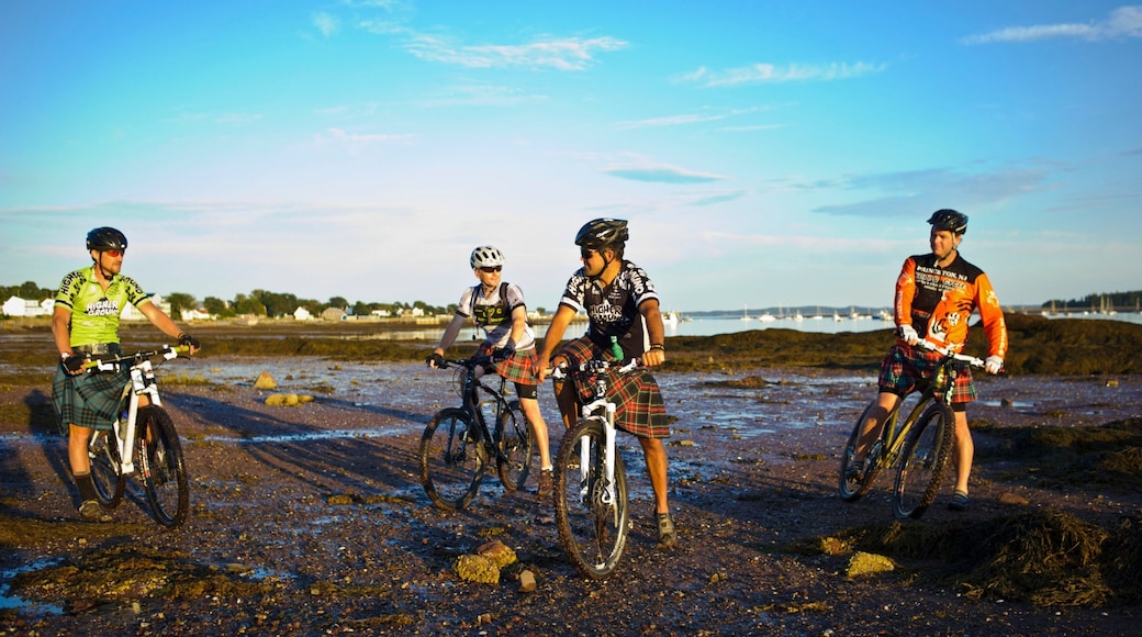 St. Andrews ofreciendo ciclismo y también un pequeño grupo de personas