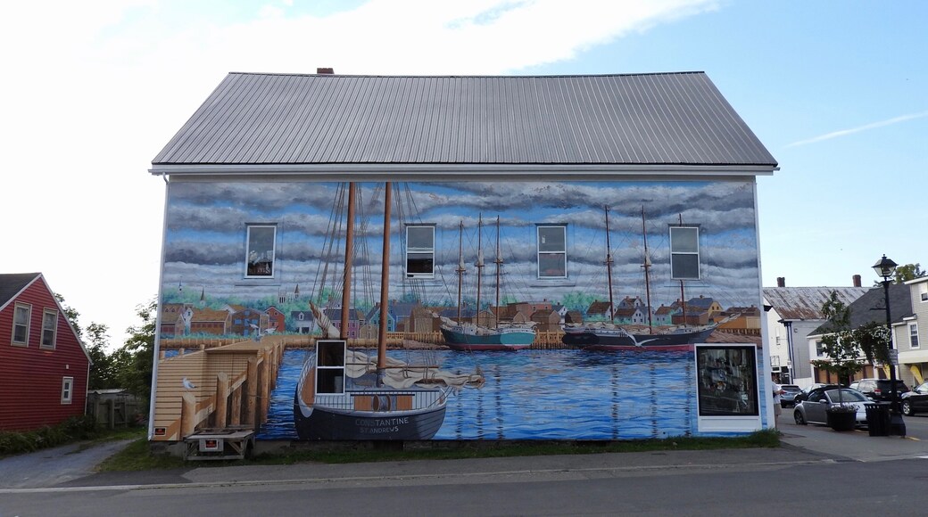 The Saint Andrews Water Tower Mural measures 30' x 150' and includes images of Market Wharf and Kingsbrae Garden.
#LikeALocal #OnTheRoad