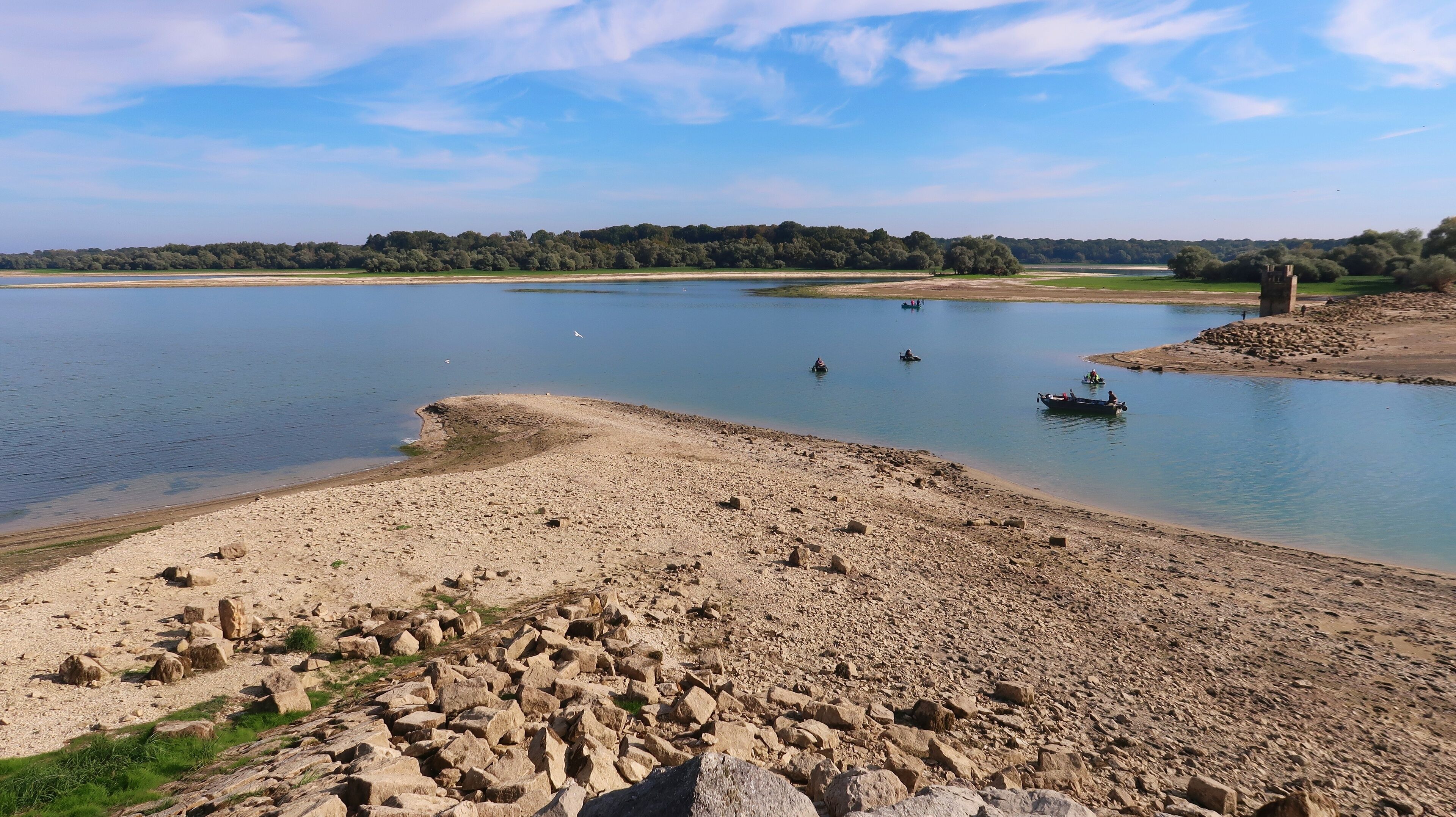 Panorama sur le lac du Der Chantecoq à l’étiage, en Champagne Ardenne, dans la région Grand Est (France)