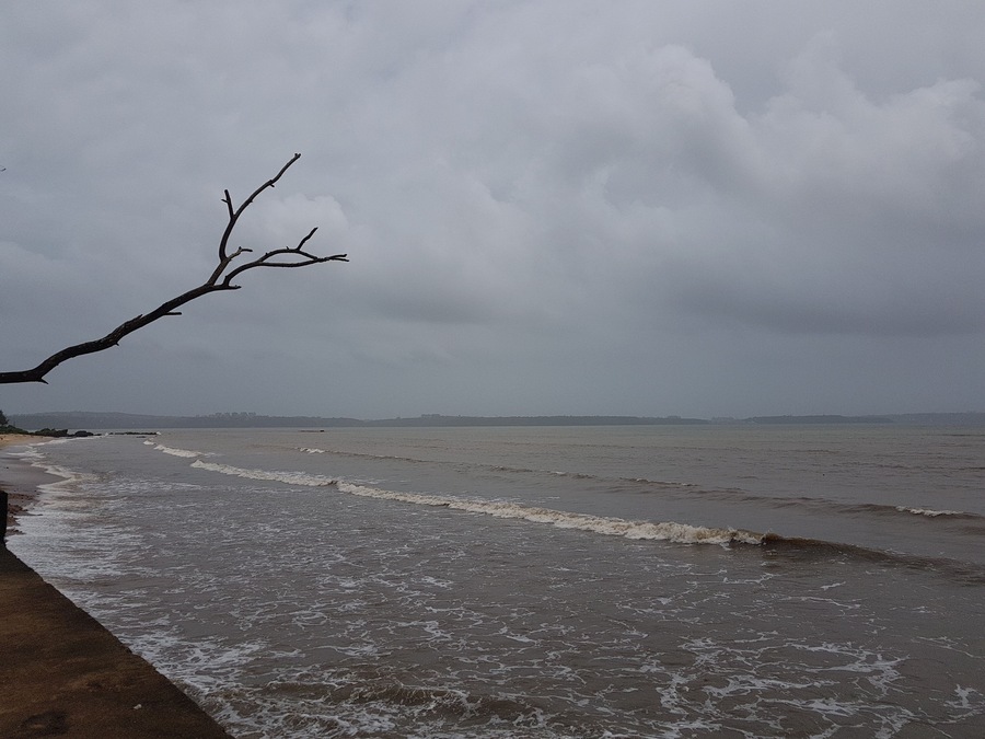 Small beach near Bambolim. Utterly peaceful.