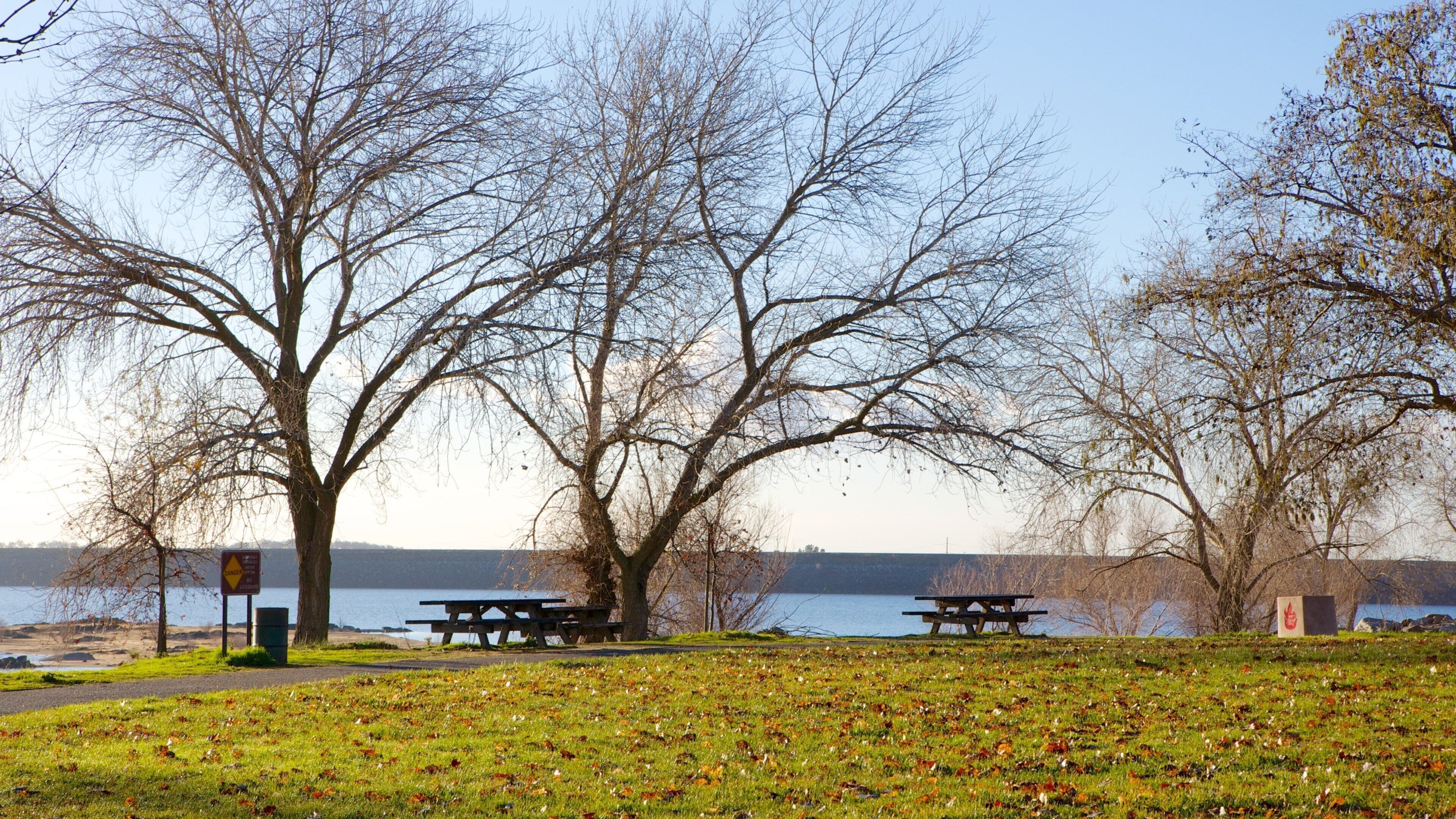 Folsom Lake State Recreation Area mettant en vedette panoramas et jardin