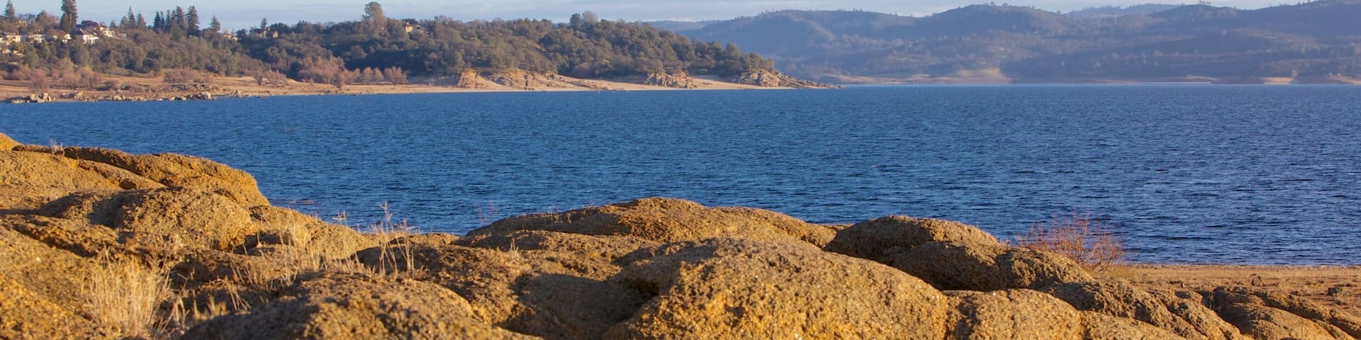 Folsom Lake State Recreation Area qui includes panoramas, cĂŽte rocheuse et vues littorales