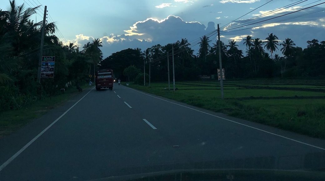 We’ve all heard of the Silver lining in a dark cloud , but anyone ever seen one ?
I did 😍..
The blue skies were magnificent with the sun illuminating the clouds creating a bright Silver lining around it ..
#travelgram #lifeatexpedia #BVSBlue