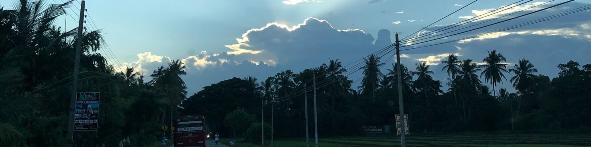 We’ve all heard of the Silver lining in a dark cloud , but anyone ever seen one ?
I did 😍..
The blue skies were magnificent with the sun illuminating the clouds creating a bright Silver lining around it ..
#travelgram #lifeatexpedia #BVSBlue