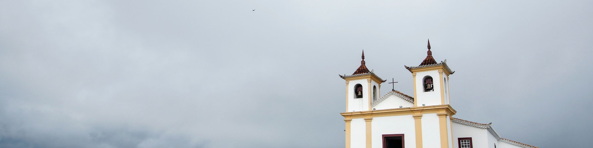 Una iglesia blanca con dos campanarios y una escalera de piedra que conduce a ella.