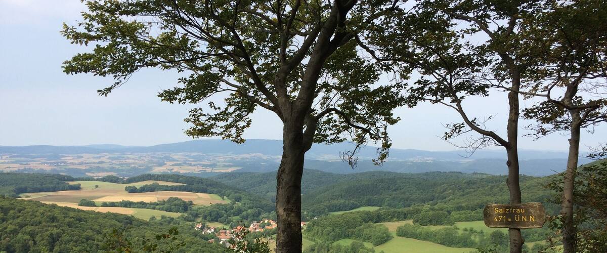 Aussichtspunkt Salzfrau (471 m) am Werra-Burgen-Steig Hessen (X5H) mit Blick auf Motzenrode (Meinhard) und ins Werratal Richtung Albungen (Eschwege)