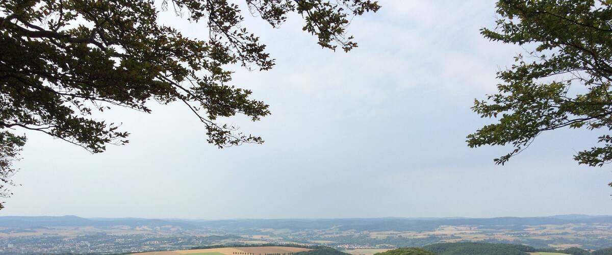 Aussichtspunkt Salzfrau (471 m) am Werra-Burgen-Steig Hessen (X5H) mit Blick ĂŒber den bewaldeten Ferneberg ins Werratal