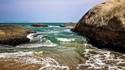 The beaches of Kirinda were beautiful to photograph. Huge boulders lined the sandy shores adding depth and contrast as each wave came crashing in.
https://goo.gl/mTTSVu