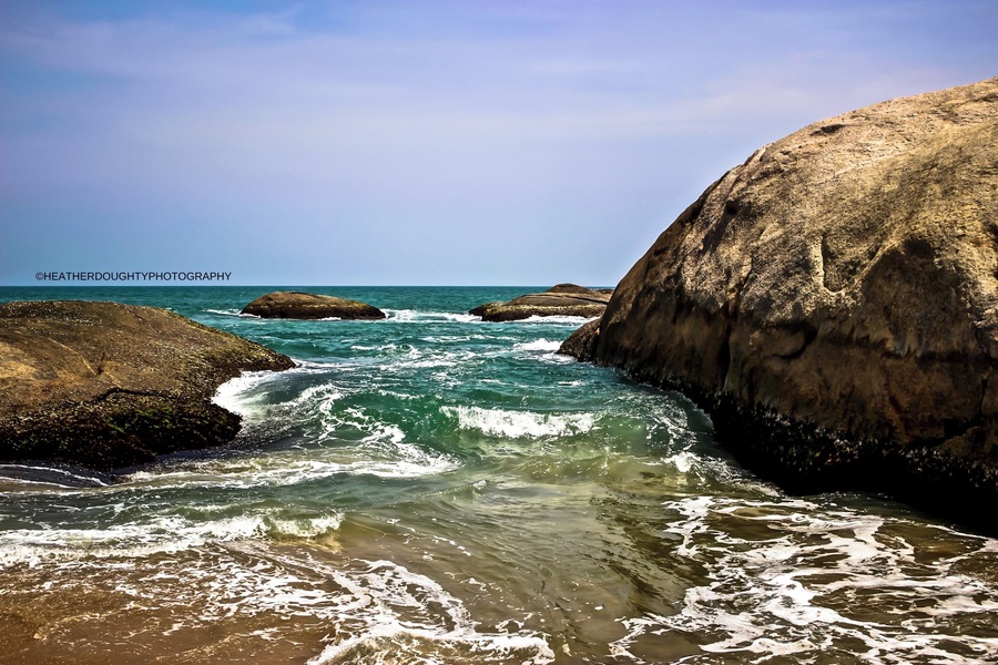 The beaches of Kirinda were beautiful to photograph. Huge boulders lined the sandy shores adding depth and contrast as each wave came crashing in.
https://goo.gl/mTTSVu