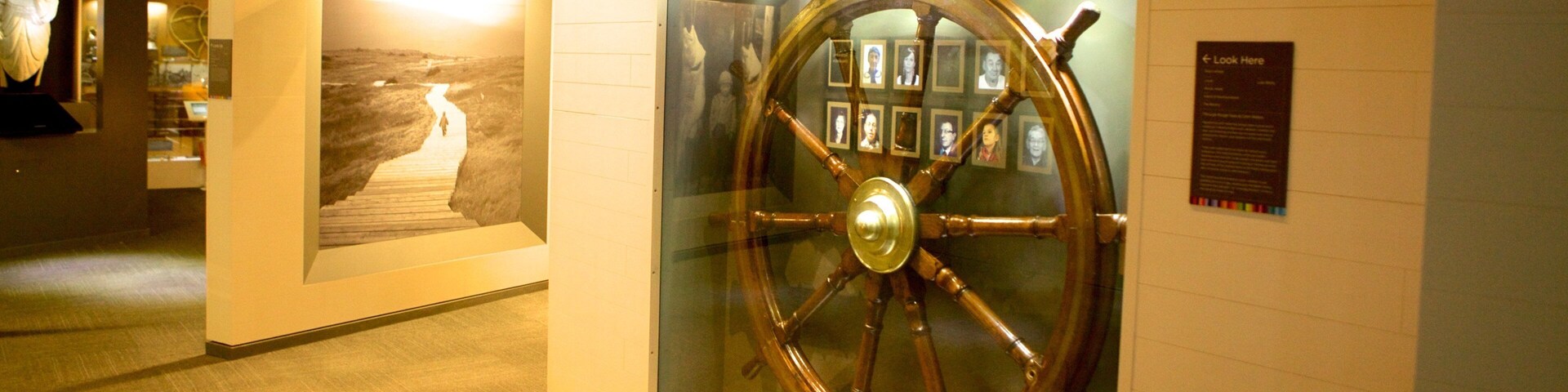 Une roue de navire exposée dans un musée, présentée dans une vitrine.