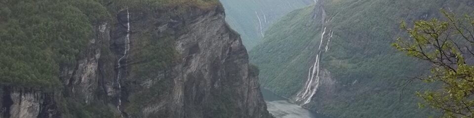 Un fiordo con acantilados escarpados y una cascada.