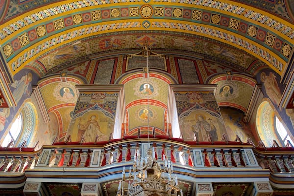 Månkyrkan som inkluderar religiösa element, en kyrka eller katedral och interiörer