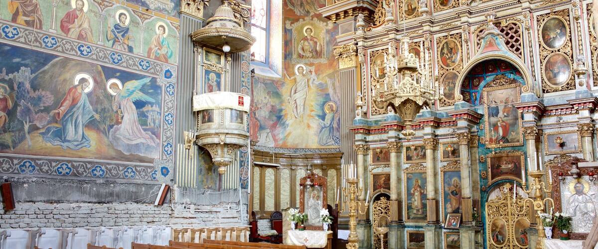 Iglesia de la Luna ofreciendo vistas de interior, aspectos religiosos y una iglesia o catedral