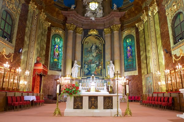 Basílica Católica Romana mostrando elementos religiosos, vistas internas e uma igreja ou catedral