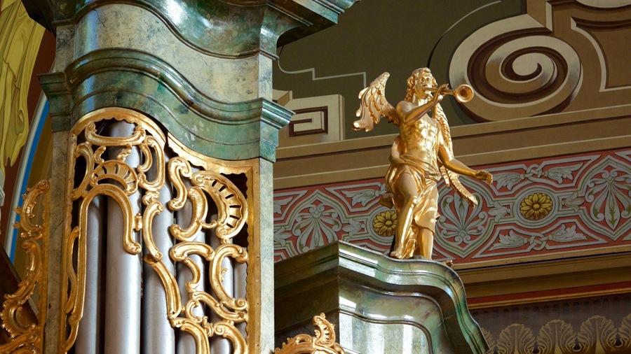 Roman Catholic Basilica showing a statue or sculpture, a church or cathedral and heritage architecture