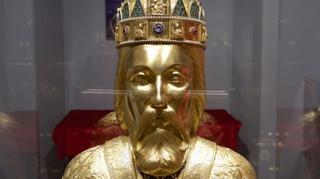 Katolska biskopens palatsmuseum som visar en staty eller skulptur