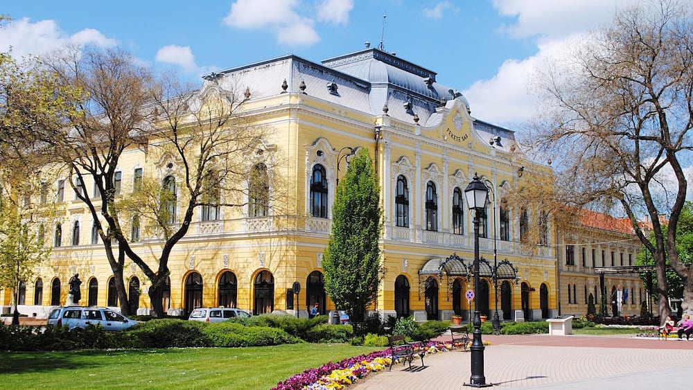 Hungary, this place blew my mind and above all, this small town which is called Hódmezővásárhely. Yes, I know, it's unpronounceable but this town mixes colourful buildings with old retro shops, all in a peacefull enviroment.
#Hungary #colourful