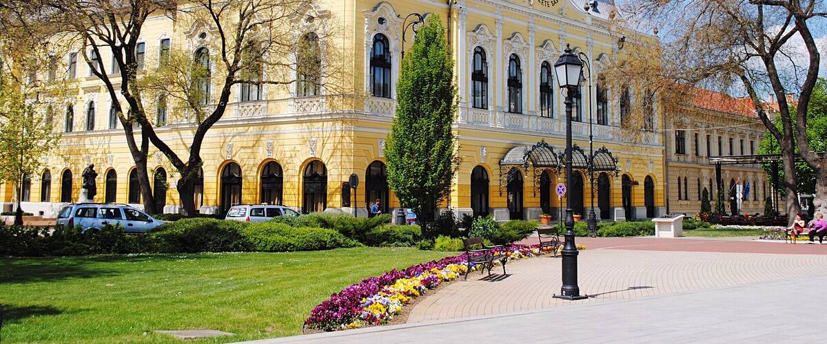 Hungary, this place blew my mind and above all, this small town which is called HĂłdmezĆvĂĄsĂĄrhely. Yes, I know, it's unpronounceable but this town mixes colourful buildings with old retro shops, all in a peacefull enviroment.
#Hungary #colourful